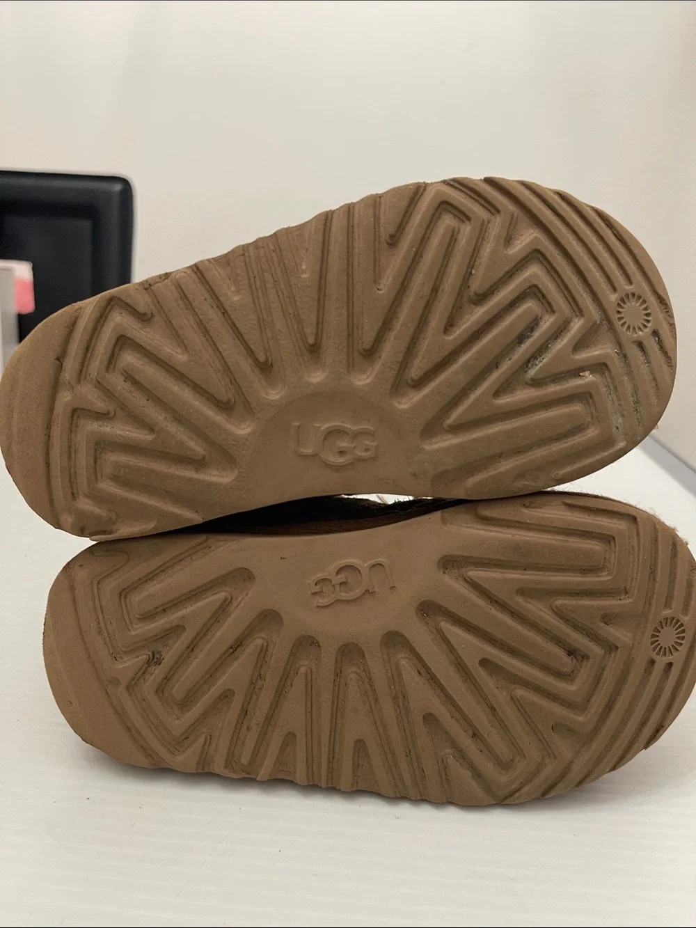 UGG WINTER NEUMEL II GRAPHIC STITCH LOGO LETTERING BOOTS KIDS SIZE 11 (2-5yrs)